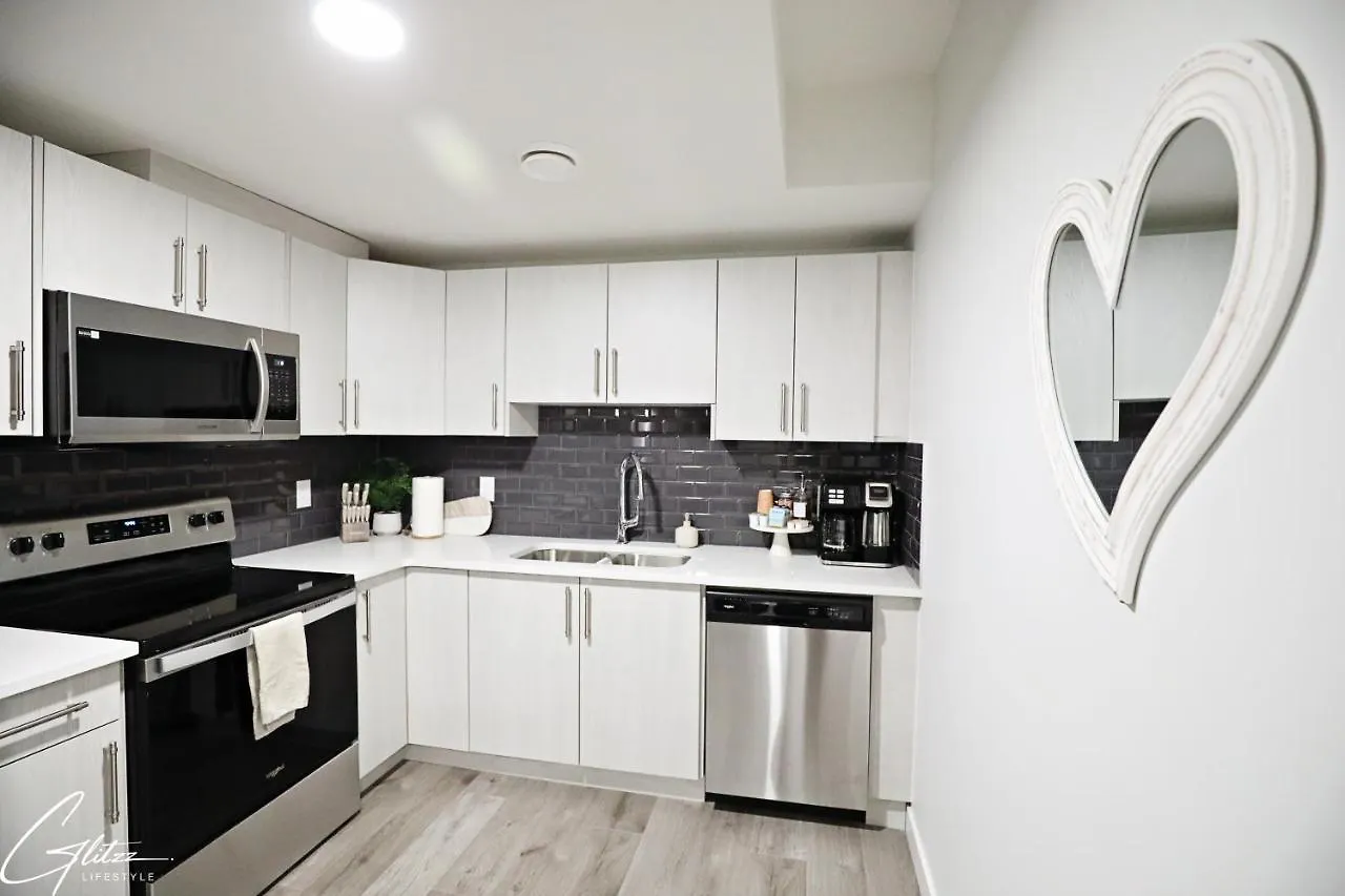Dom wakacyjny Beautiful Suite King Bed,Long Stays,Disney,Airport Edmonton