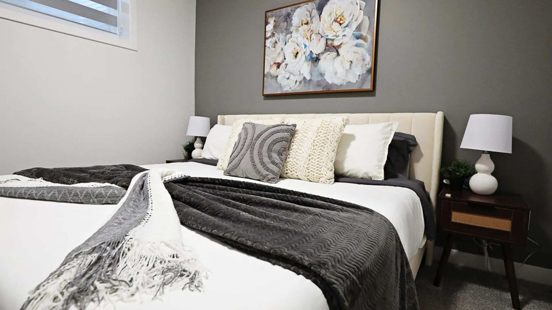 Beautiful Suite King Bed,Long Stays,Disney,Airport Edmonton
