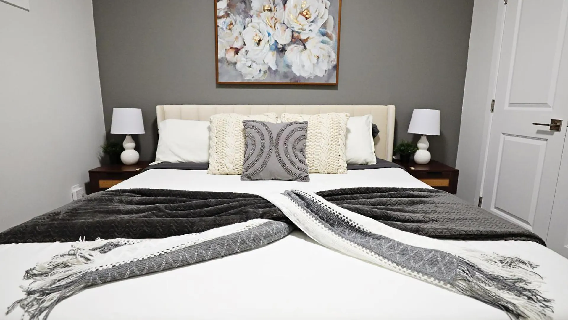 Beautiful Suite King Bed,Long Stays,Disney,Airport Edmonton Kanada
