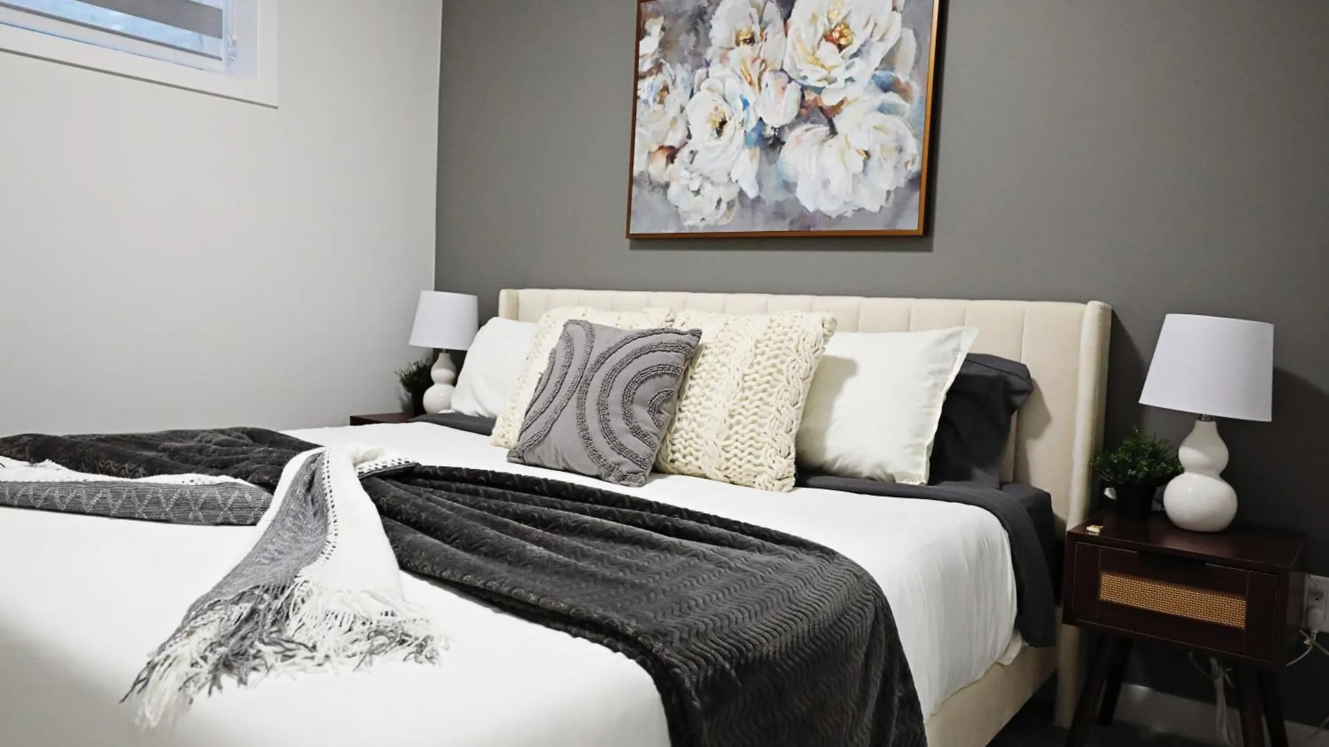 Beautiful Suite King Bed,Long Stays,Disney,Airport Edmonton